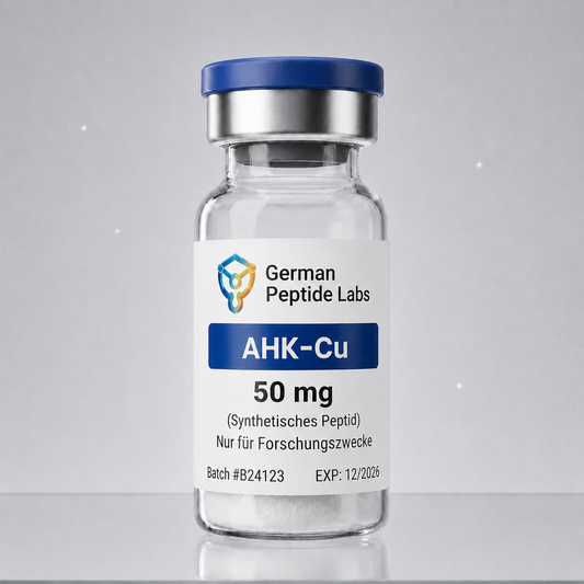 Forschungspeptid AHK-Cu 50mg von German Peptide Labs, chemische Substanz in einer Glasampulle auf weißem Hintergrund.
